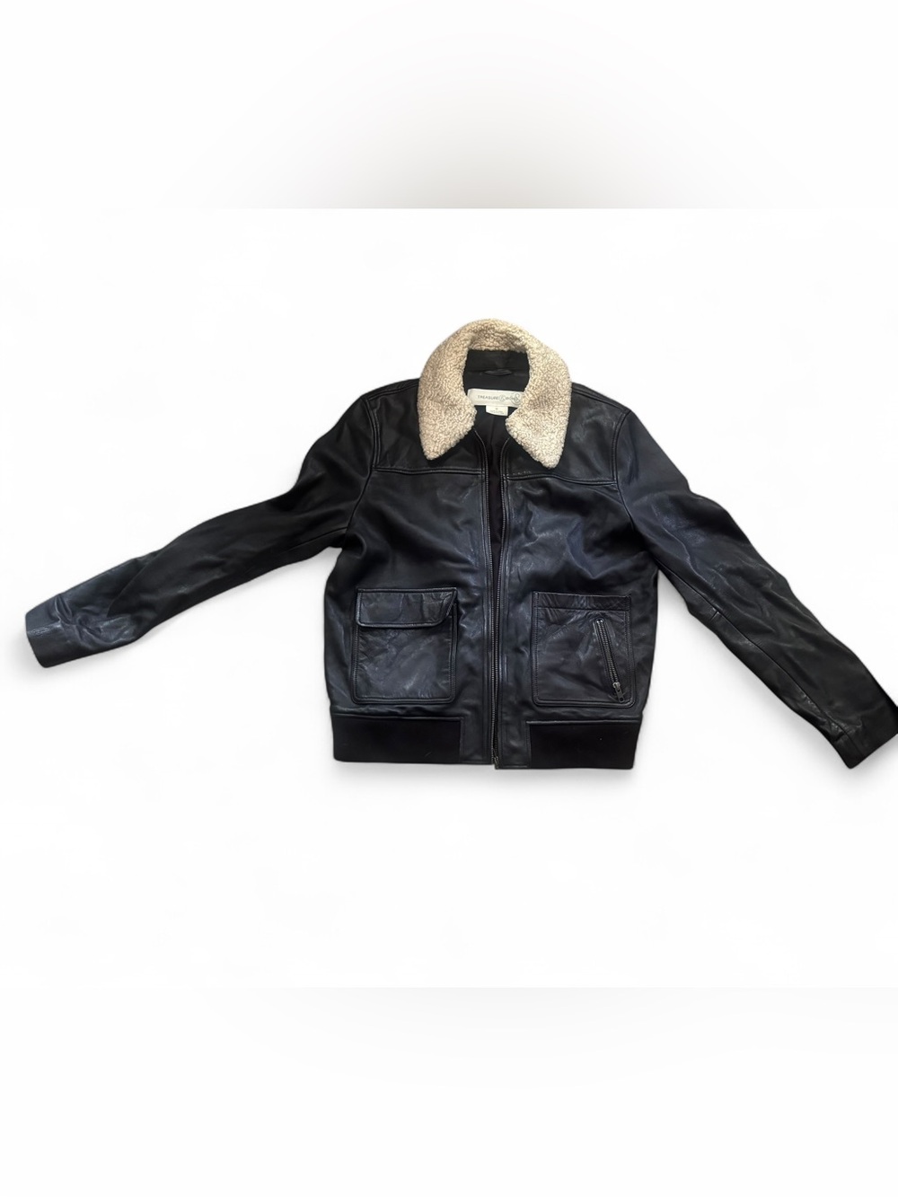 Black Leather Bomber / Cream Sherpa Collar
Bomber in EUC